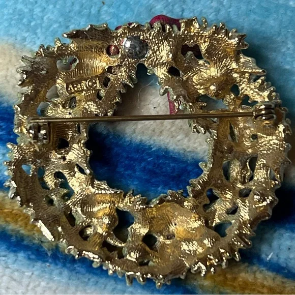 Vintage Wreath Brooch with Red Bow stamped ART Pepper
E09 - Picture 3 of 3